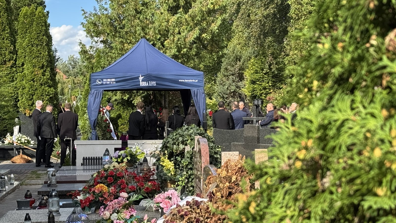 Asysta honorowa podczas ceremonii pogrzebowej - Terra Levis
