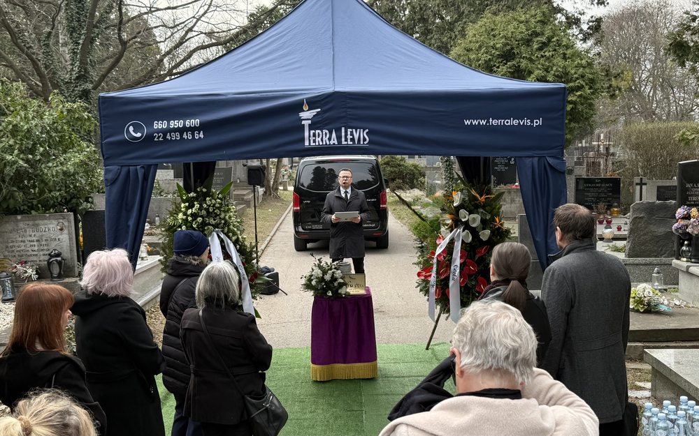 Osoba prowadząca pożegnanie pod namiotem Terra Levis
