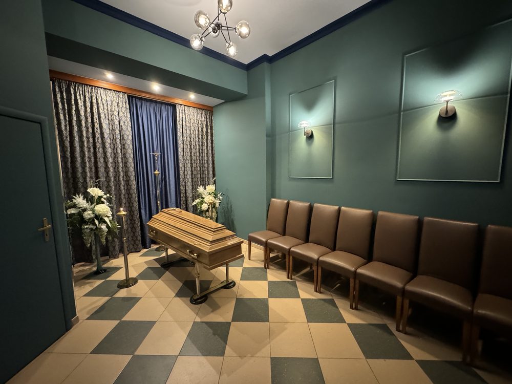 Sala pożegnań Terra Levis w Warszawie - wnętrze sali ceremonialnej z dekoracją kwiatową