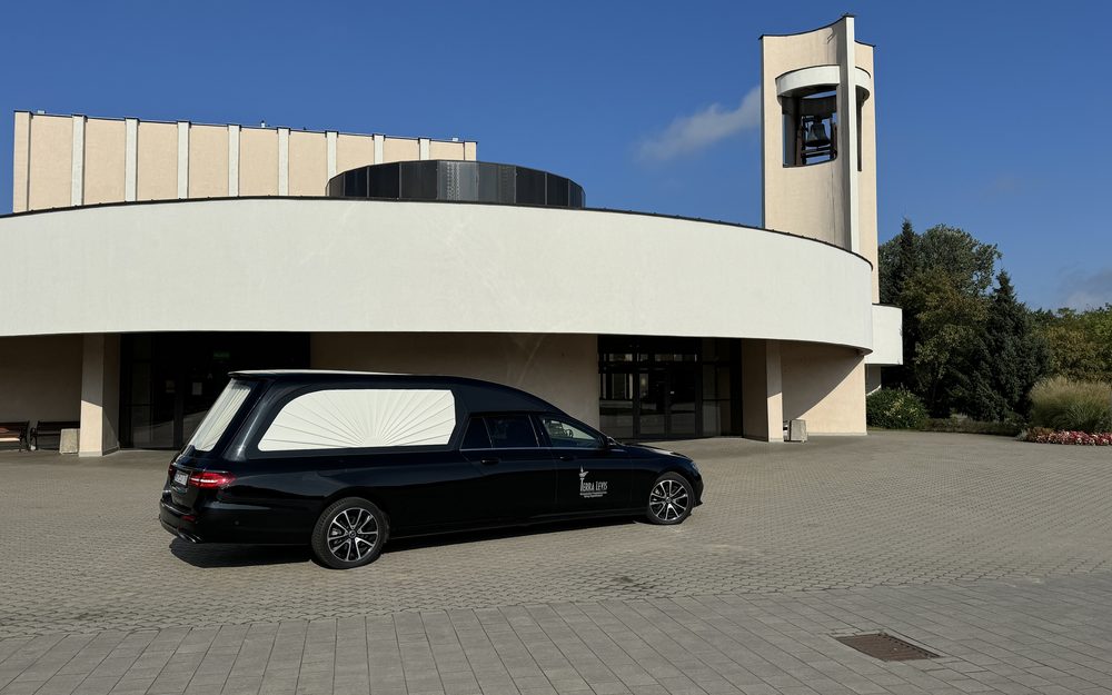 Karawan Terra Levis przed budynkiem z dzwonnicą - Terra Levis Warszawa